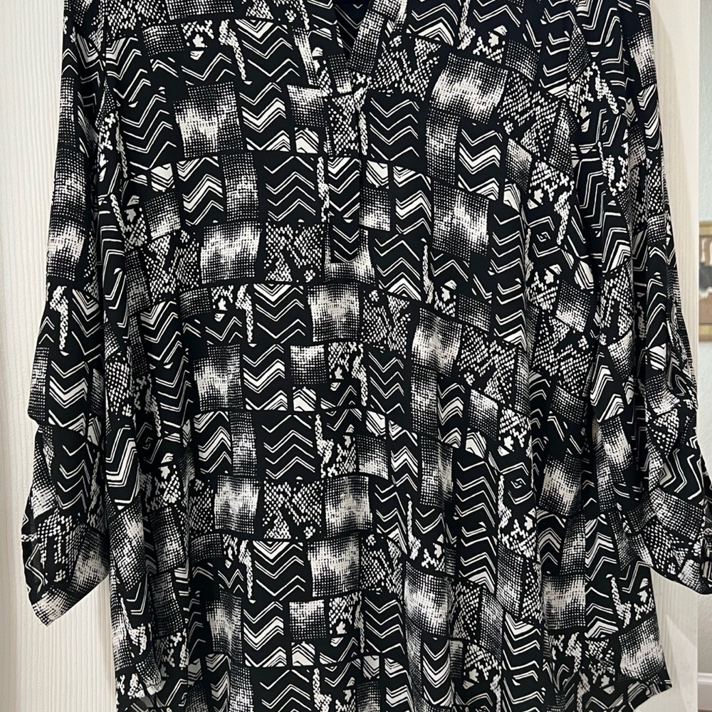 Lush tunic/shirt.  Simplify your wardrobe with black and white!